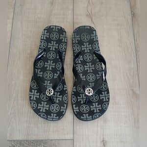 Tory Burch Flip Flops Monogram in Black/Gray